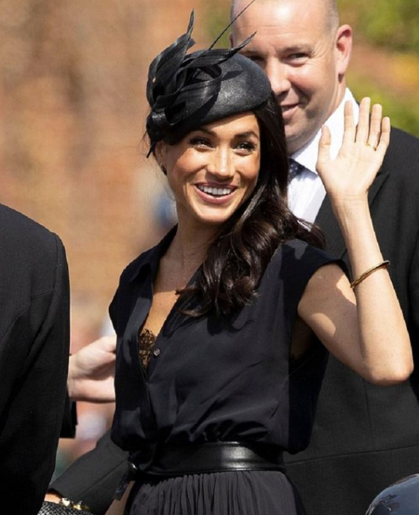 梅根有多不拘小節？冬天穿毛衣汗打溼腋下，和英女王出訪蹺二郎腿