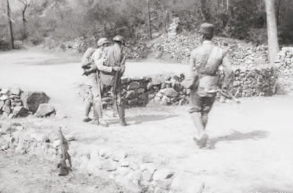 此人犧牲,全團官兵一起披麻戴孝,集體在遺像前下跪 此人犧牲,全團官兵一起披麻戴孝,集體在遺像前下跪