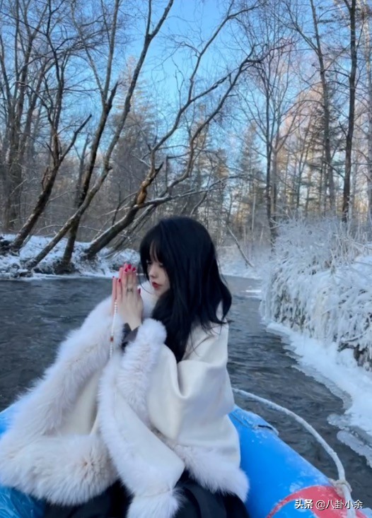 提著Doir包包，穿著高開叉旗袍逛寺廟，這屆佛媛的操作真野