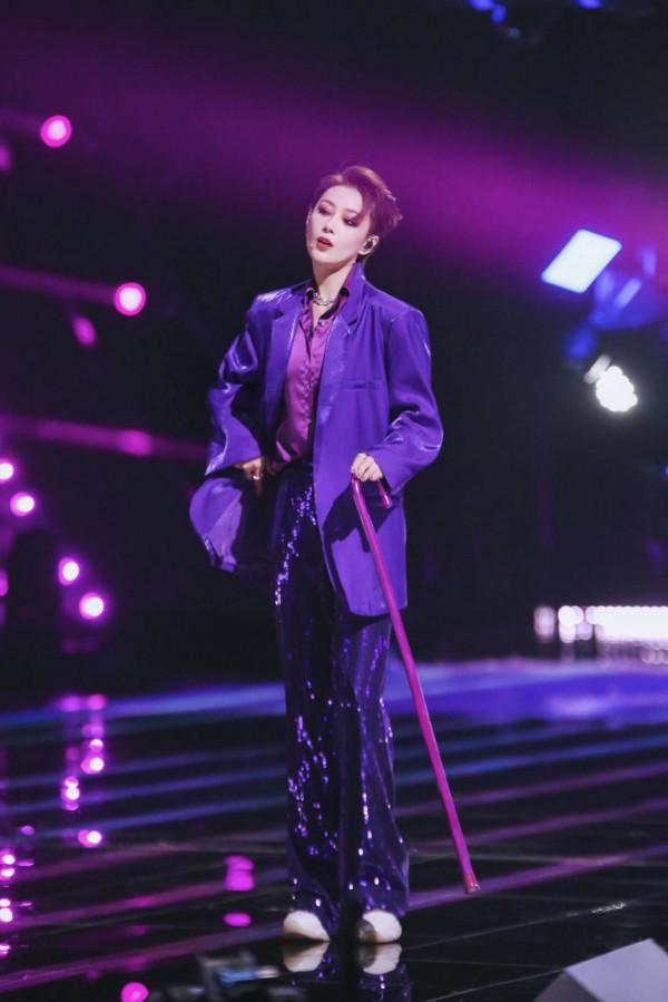 張馨予久違迴歸長髮造型！明豔嬌貴迷人無比，比短髮美貌更升一級