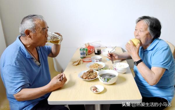存錢和不存錢的人,老了會有什麼影響?兩位老人說出各自真實經歷 存錢和不存錢的人,老了會有什麼影響?兩位老人說出各自真實經歷