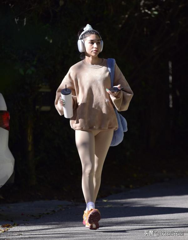 香堤兒-傑佛瑞斯駝色衛衣搭瑜伽褲，戴耳機造型俏皮可愛