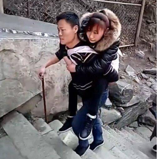 33歲山東男人,照顧癱瘓妻子13年,還揹著妻子登泰山看日出 33歲山東男人,照顧癱瘓妻子13年,還揹著妻子登泰山看日出