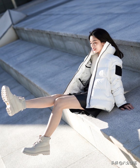“小白靴”憑什麼這麼火？看到這些穿搭示範就明白了，顯高又減齡