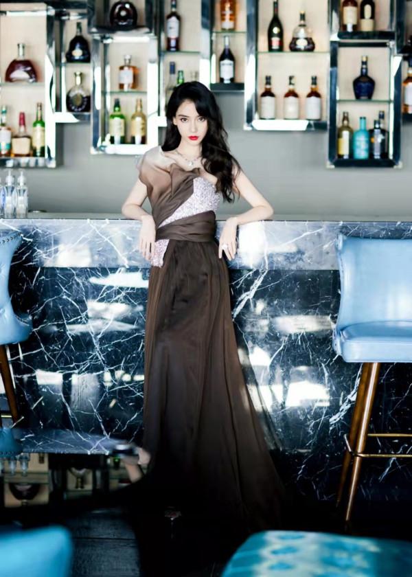 baby一出場就是焦點！穿高定鑽石裙變豪門千金，美貌從不讓人失望