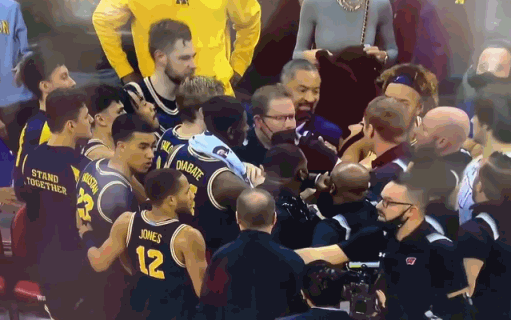 全美熱搜第一！49歲霍二叔猛扇助教頭部引大沖突，姚明前隊友怒了