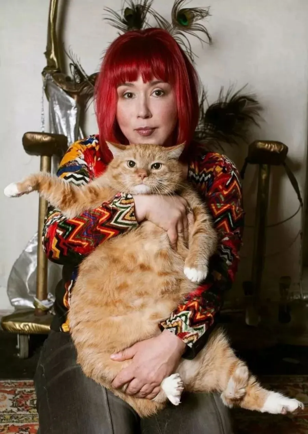 懷抱橘貓的蒙娜麗莎,微笑都變甜了 懷抱橘貓的蒙娜麗莎,微笑都變甜了