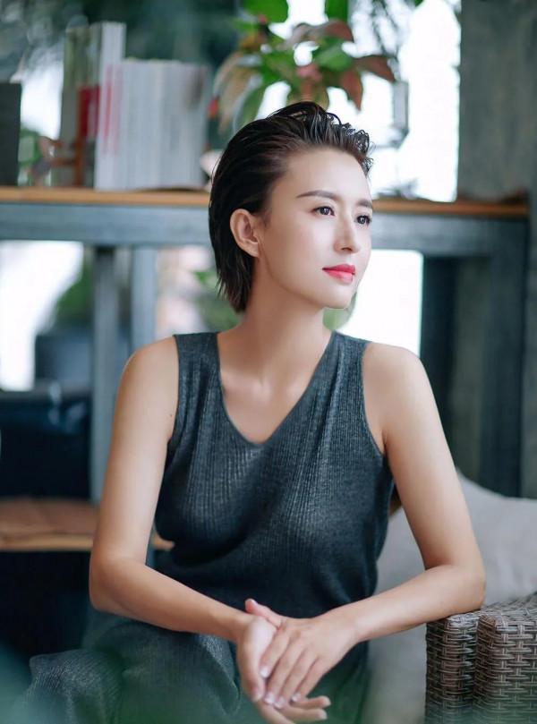 央主持人張蕾驚豔美照