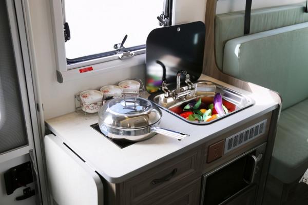 新穎佈局,睡臥、會客自由轉換的C型房車,新飛歐勝依維柯 新穎佈局,睡臥、會客自由轉換的C型房車,新飛歐勝依維柯