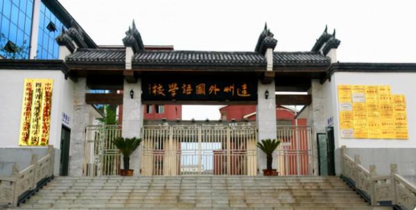 牛奶不允許入校,四川兩學生校門口喝整箱,牛奶還分校內外? 牛奶不允許入校,四川兩學生校門口喝整箱,牛奶還分校內外?