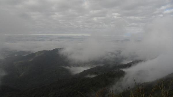 小夥徒步探秘深山三國邊境，險些踏空跌入懸崖，幾乎沒遊客到過