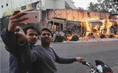 印度阿三有多奇葩？來看印度式不要命的自拍