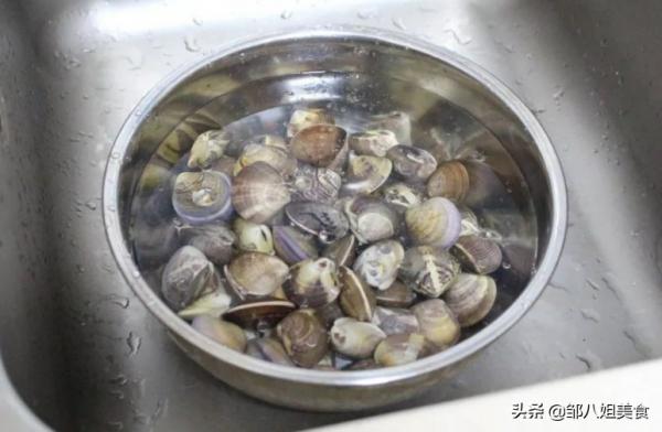 洗花蛤,儘量不要焯水,教您幾個好方法,吐沙乾淨,不影響口感 洗花蛤,儘量不要焯水,教您幾個好方法,吐沙乾淨,不影響口感