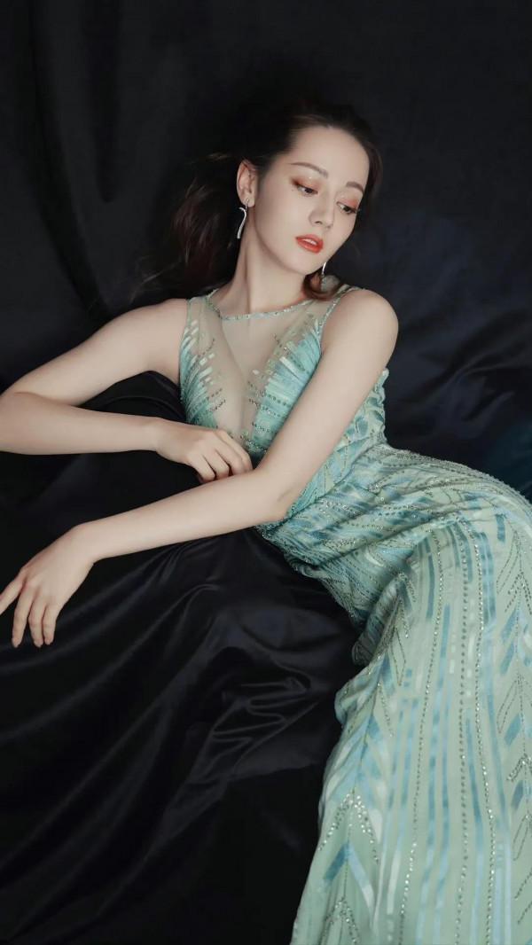 迪麗熱巴禮服造型溫柔知性