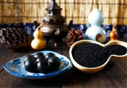 虛火內動，補腎清火反傷脾胃，遵《內經》：腎苦燥急食辛以潤之