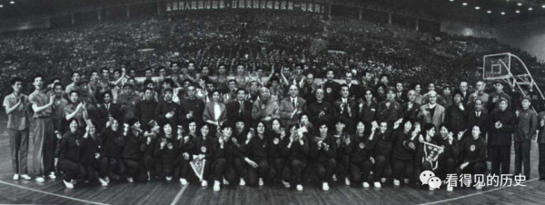 老照片 1970年阿爾巴尼亞籃球隊在中國 受到熱烈歡迎