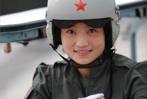 空軍英烈餘旭同志墓，四季鮮花環繞，墓前還放著殲十戰機模型