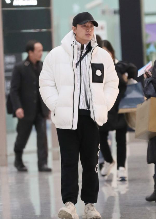 小瀋陽夫婦復出撈金,小瀋陽一身潮牌價值不菲,沈春陽髮型有點亂 小瀋陽夫婦復出撈金,小瀋陽一身潮牌價值不菲,沈春陽髮型有點亂