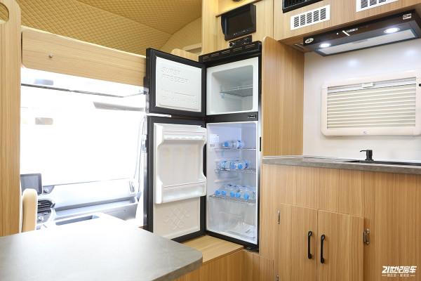 2張大床、2個廚房！實拍宇晨網紅四號大額頭輕卡房車