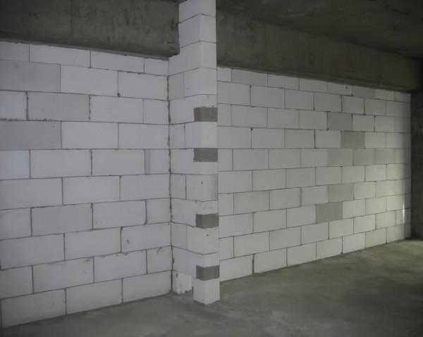 你家農村還用紅磚壘牆嗎？浪費，如今流行加氣磚，冬暖夏涼還抗震