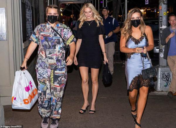 拜登21歲孫女夜行,只穿了條吊帶睡裙,駝背無氣質像剛訂婚的姐姐 拜登21歲孫女夜行,只穿了條吊帶睡裙,駝背無氣質像剛訂婚的姐姐