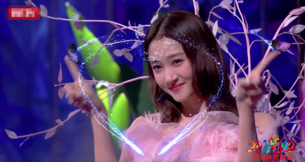 6臺春晚群芳爭豔：唐嫣劉海翻車，張雨綺鑽飾搶鏡，AB像大頭娃娃