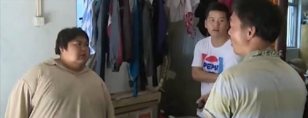 廣東29歲女孩重達356斤,每天抱著電飯鍋吃飯,氣的丈夫不告而別 廣東29歲女孩重達356斤,每天抱著電飯鍋吃飯,氣的丈夫不告而別