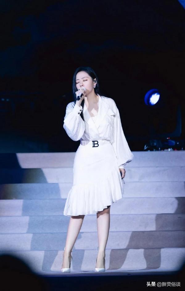 唱歌時候的張靚穎真的感覺在發光，自信的女人最美麗
