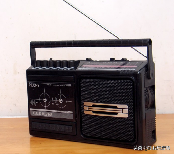 80年代北京無線電廠推出的 牡丹 MB241S 單卡三波段行動式老式收錄機 80年代北京無線電廠推出的 牡丹 MB241S 單卡三波段行動式老式收錄機