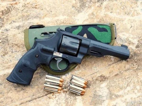 輕武器欣賞，一把把精緻的手槍，都是精美的藝術品