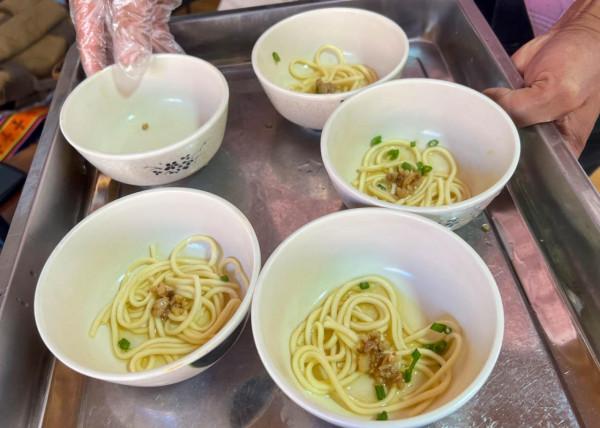 在西藏藏族同胞家吃飯，主人端出一盤石子放餐桌中間，是怎麼回事