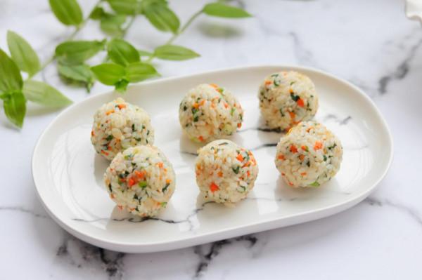 孩子不愛吃飯，試試這道青菜蝦仁飯糰，顏值高味道好，做法簡單