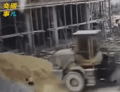 家長們不僅要照看好孩子還應當教育孩子提升安全意識。