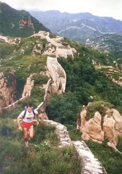 這個英國老頭在長城撿了22年垃圾，不僅閃婚了箇中國媳婦，還上BBC被英女王授予勳章