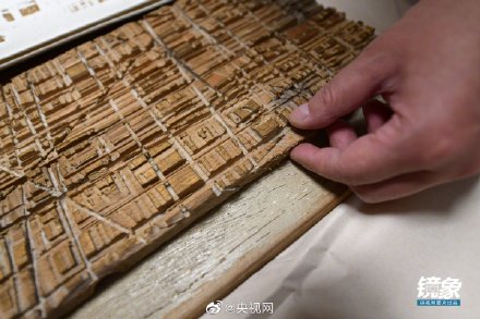 男子住30平米蝸居卻收藏價值千萬書籍