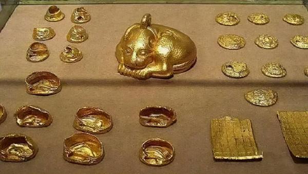 1982年，江蘇農民下地挖水渠，一鐵鍬下去，挖出18斤重的&quot;金豹子&quot;