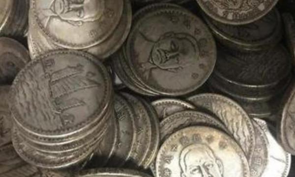 18歲姑娘挖出2噸銀元，背後隱藏32年秘密，上交國家後結局如何？