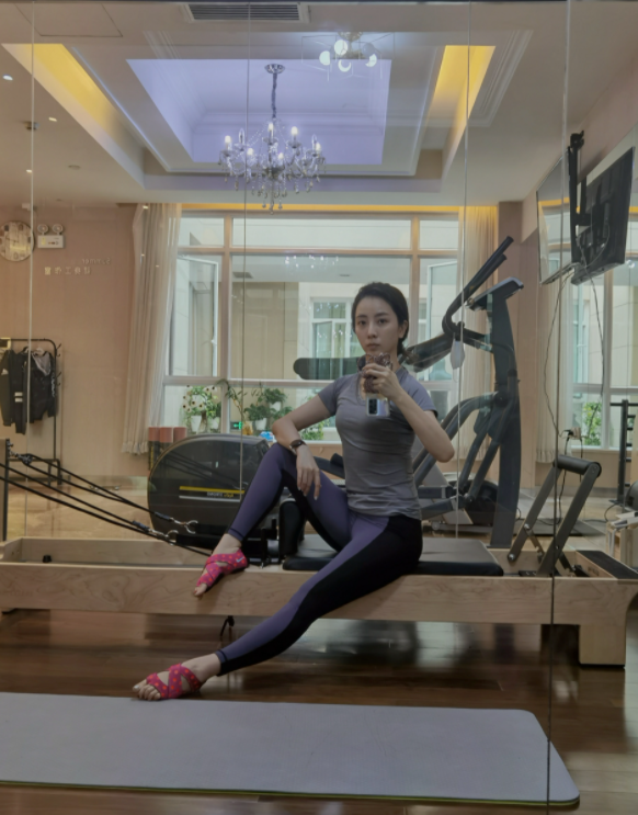 央視李思思戶外登山太愜意！坐地上休息一臉霸氣，戴金手鍊顯富貴