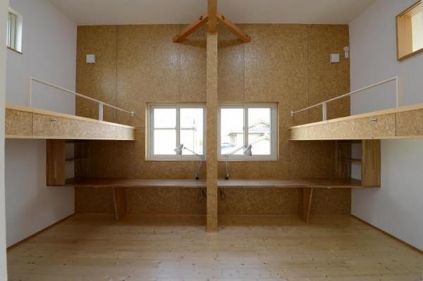 一間兒童房，雙床都抬高，又架出來2個學習區，2個孩子住也不擠