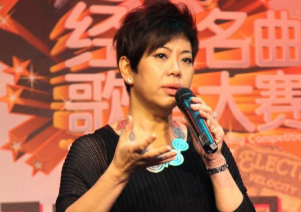 55歲女星直播剃度出家引熱議！回應：已跟老公離婚，兒子引以為榮