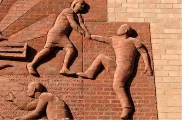 意想不到的紅磚雕塑