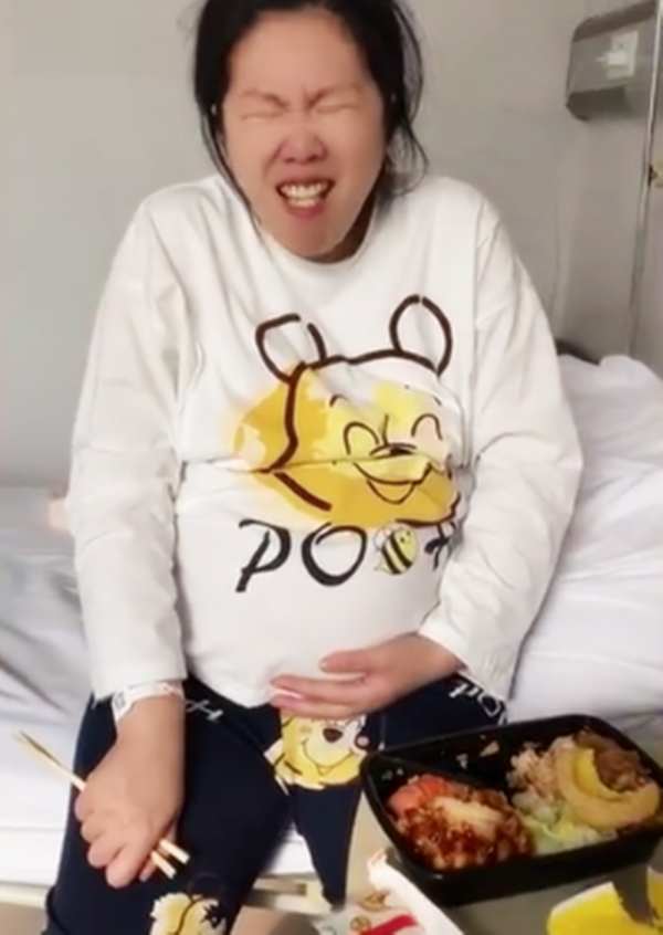 產婦上一秒宮縮疼得表情扭曲，下一秒卻畫風突變：疼也不忘記吃