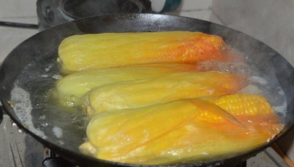 煮玉米時別隻放清水煮，多加這2種調料，玉米個個香甜軟糯又好吃