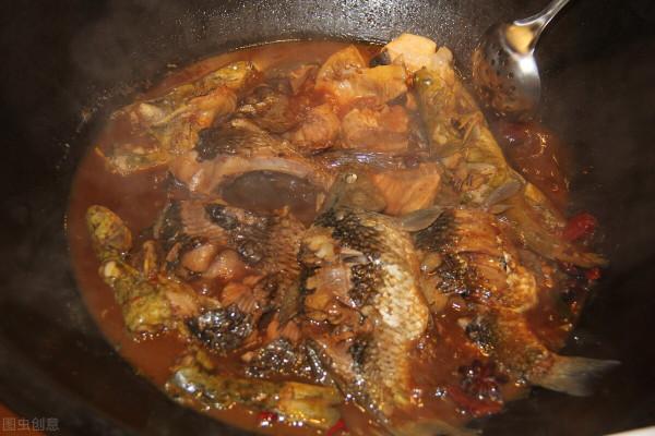 燉魚去腥，別隻會用料酒啤酒，多加一勺它，肉嫩無腥味，香飄滿屋