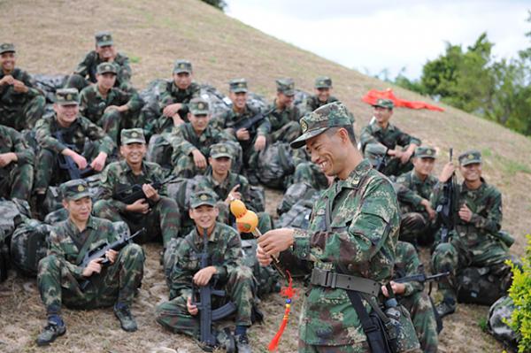 安徽兵王僅初中文化,入伍34年有召必回,退役後女兒繼承父業 安徽兵王僅初中文化,入伍34年有召必回,退役後女兒繼承父業