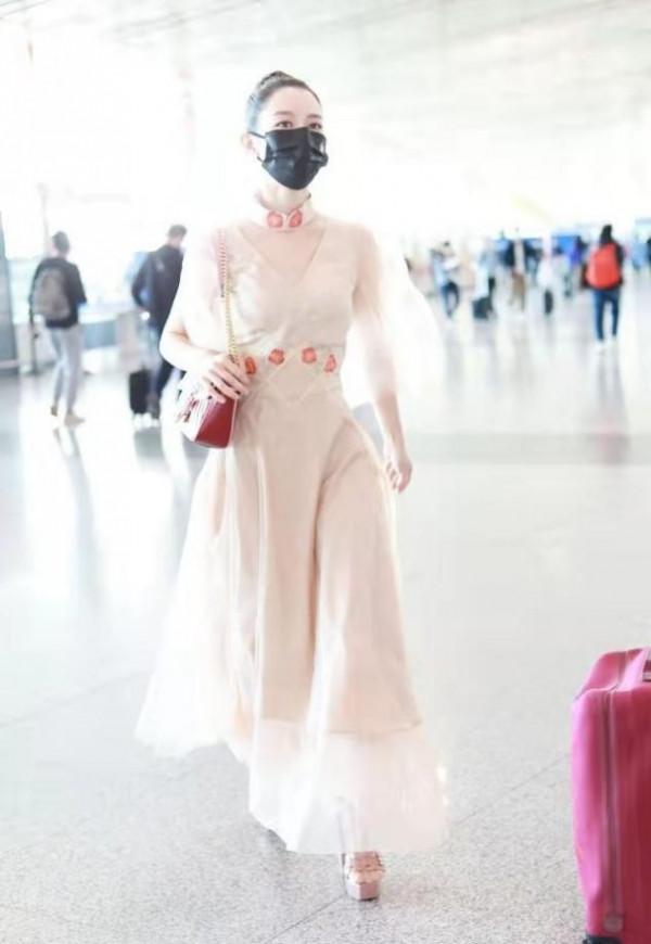 吉娜走機場也太端著了,一襲薄紗裙和旁人格格不入,隆重過頭了 吉娜走機場也太端著了,一襲薄紗裙和旁人格格不入,隆重過頭了