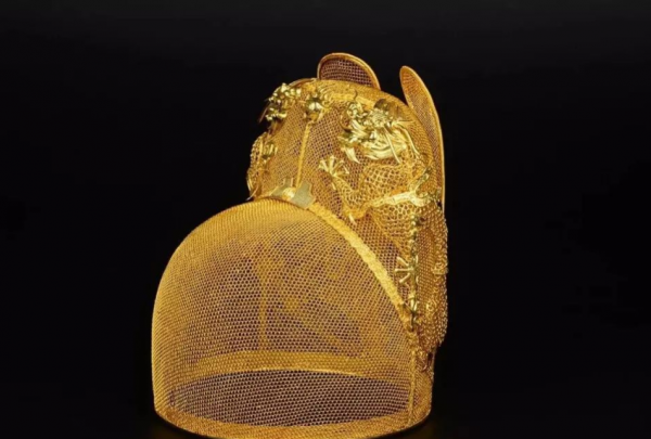 1957年明定陵被挖掘，出土400年前的皇帝純金帽子，僅一頂