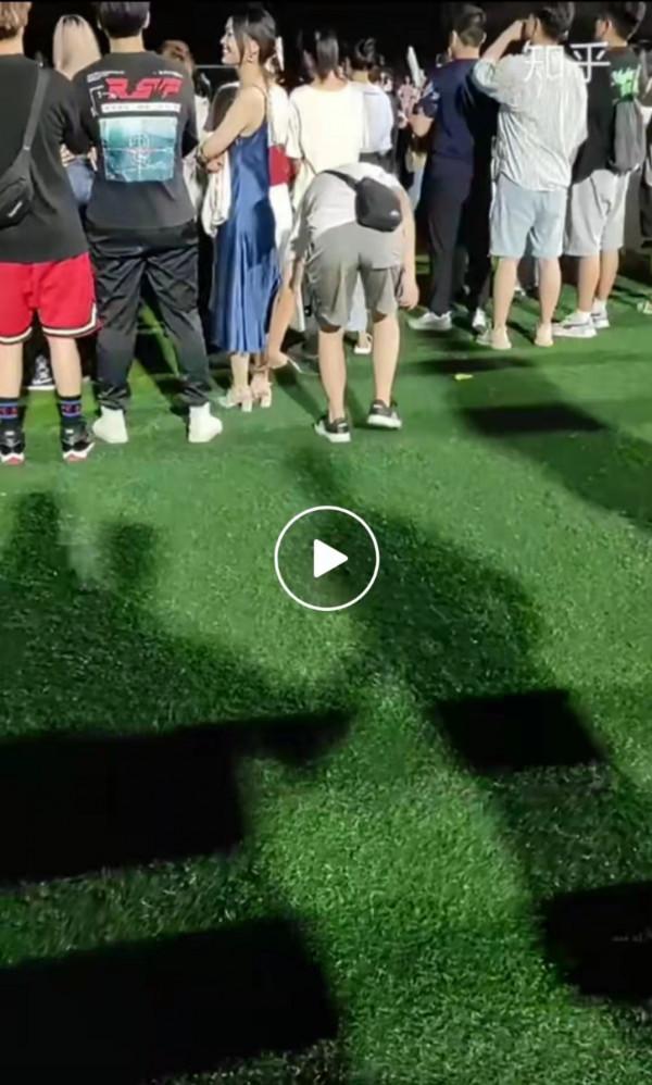 網傳湖北工業大學一新生因偷拍女生裙底被學校開除?校方:已嚴肅處理 網傳湖北工業大學一新生因偷拍女生裙底被學校開除?校方:已嚴肅處理