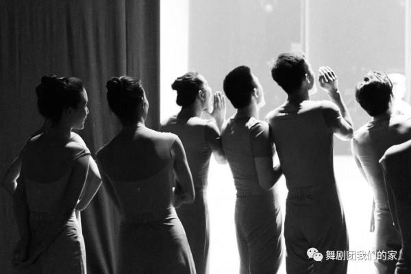 中國歌劇舞劇院首席，美人莞爾。彩排幕後，一張張青春美麗的臉