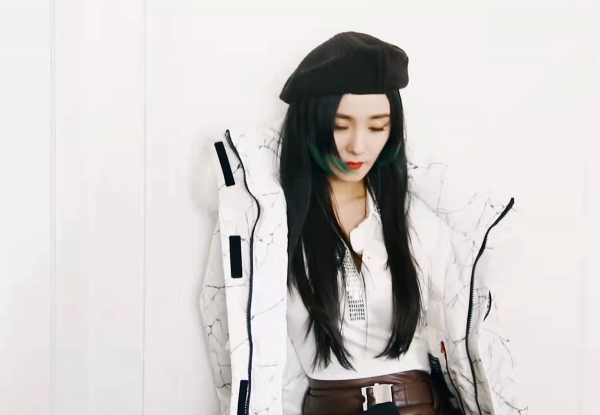 楊冪引領新風潮!挑染公主切配貝雷帽造型封神,美腿秀得停不下來 楊冪引領新風潮!挑染公主切配貝雷帽造型封神,美腿秀得停不下來